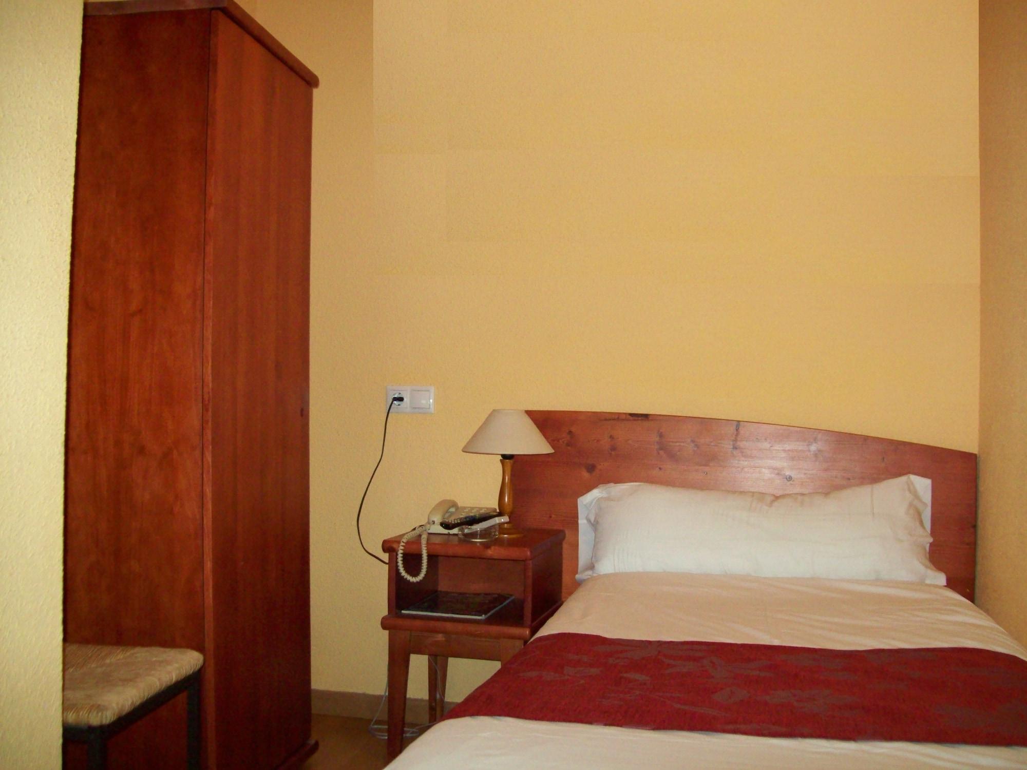 Hostal Restaurante Puerta Del Alcazar Ávila Dış mekan fotoğraf
